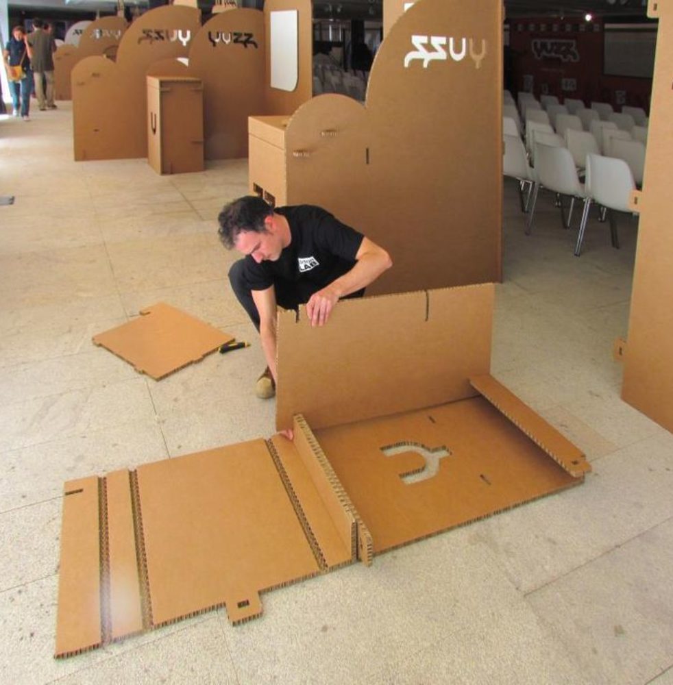 Картонная стойка для товара. Выставочный стеллаж для поделок. Сделать стенд из картона. Стенд из гофрокартона. Полочка для поделок.